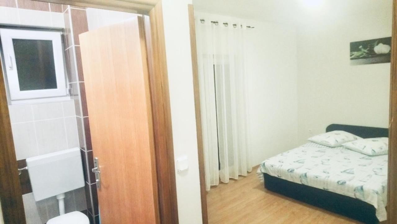 Apartmani Niko 1 Radovin Exterior photo